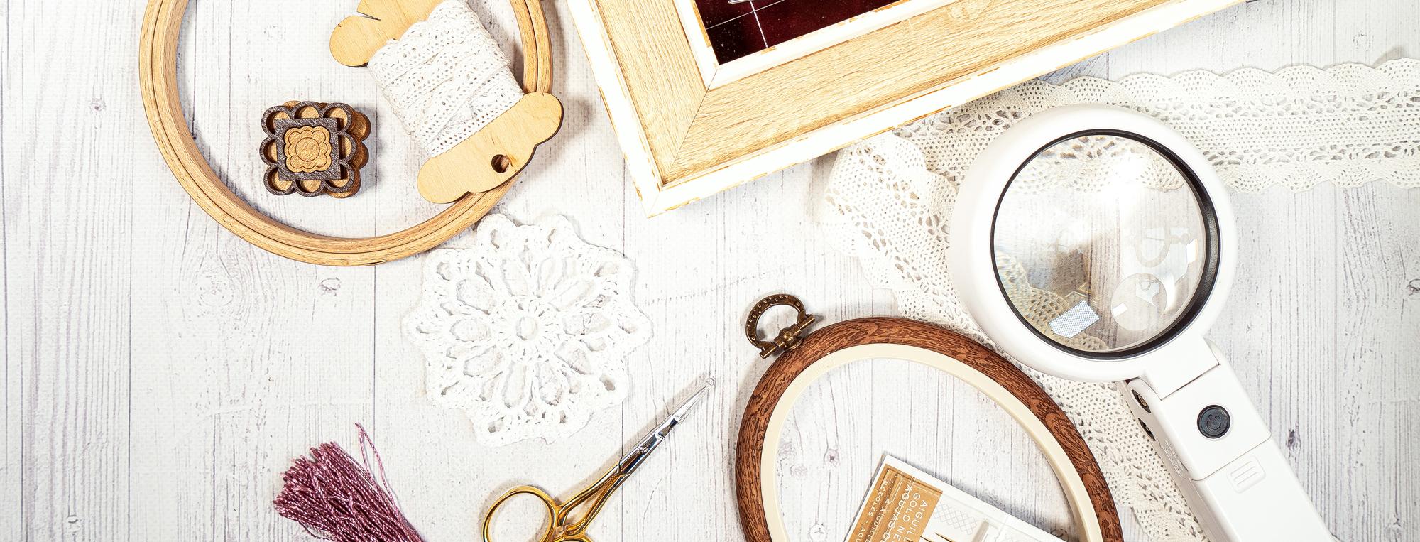 interior atelier cu materiale și cadre pentru broderie