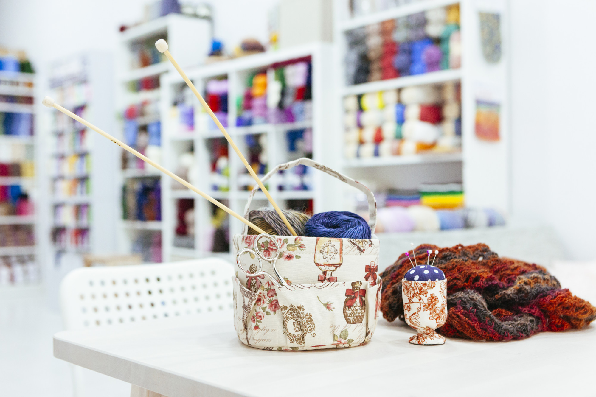 vitrină atelier cu produse brodate așezate